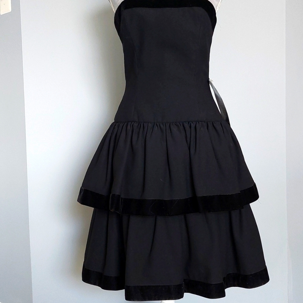 NWOT AJ Bari black strapless formal dress, full tiered skirt. Size 8.
